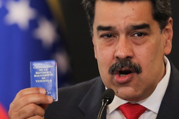 Maduro muestra la constitución venezolana