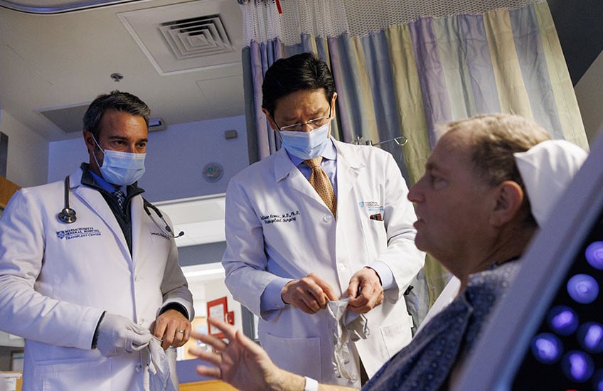 Los cirujanos Leonardo Riella y Tatsuo Kawai con el paciente Tim Andrews después del xenotrasplante de Andrews en 2025. ( Kate Flock/Massachusetts General Hospital)
