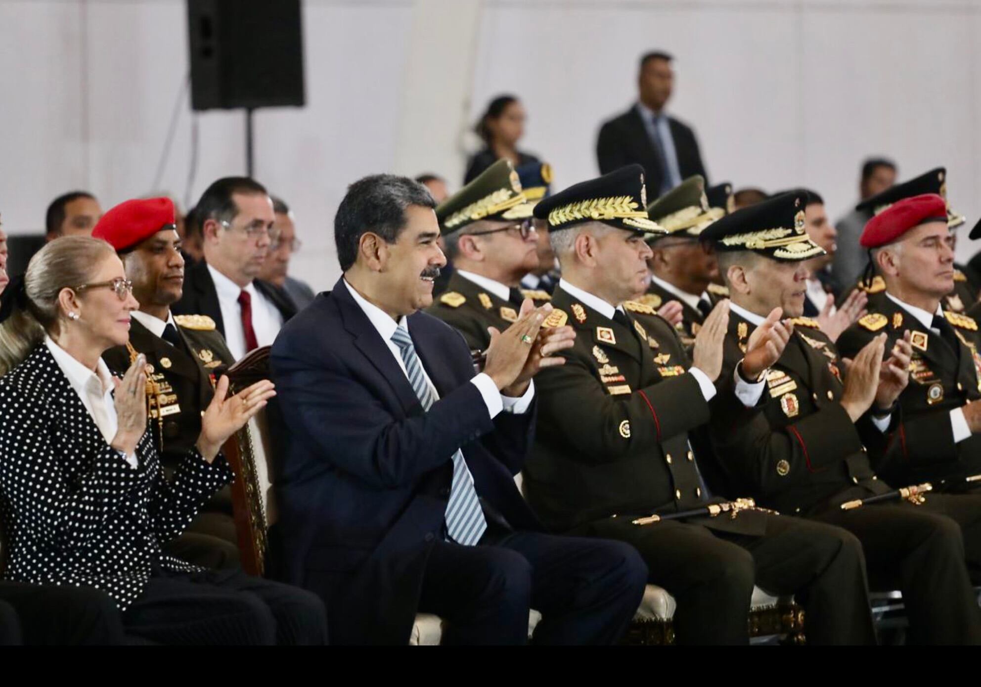 Nicolás Maduro, junto a Cilia Flores, se negó a reconocer la derrota electoral el 28 de julio de 2024; se atrincheró en el poder con militares, magistrados, y funcionarios del ente electoral y Fiscalía
