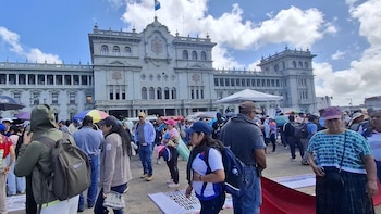 Maestros en Guatemala se concentran en la Plaza de la Constitución y un grupo marchó al Congreso para presentar demandas