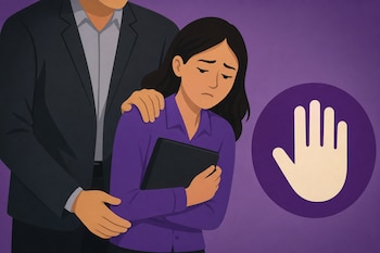 Ilustración de una mujer sosteniendo una carpeta mientras un hombre en traje la toca, junto a un ícono de una mano abierta.