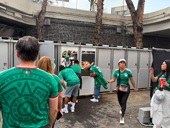 Hinchas se preparan para vivir la Copa Mundial de Fútbol 2026, la edición más extensa y costosa de la historia. (Luz Coello / Infobae México)