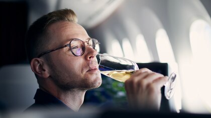 Beber alcohol en vuelo: cómo impacta en la salud cardíaca y pulmonar