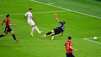 El joven delantero del PSG le dio el triunfo a su selección (REUTERS/Miguel Medina)