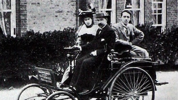 Un auto a 13 kilómetros