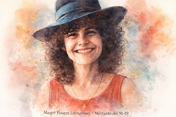 Retrato de mujer con cabello rizado castaño, sombrero azul oscuro y blusa roja, sonriendo. Es una acuarela con fondo de manchas de color.