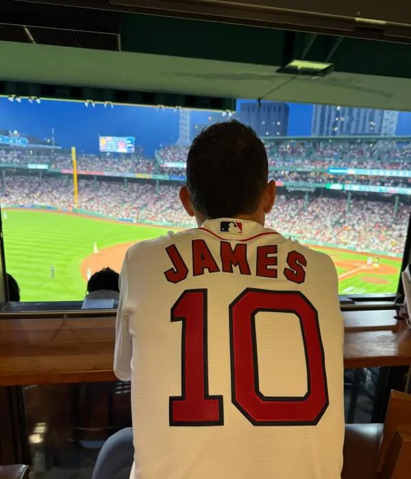 En la imagen, se lo ve vistiendo una camiseta blanca con su característico número 10 en la espalda - crédito @jamesrodriguez / IG