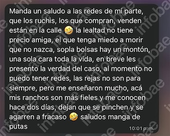 Captura de pantalla de un mensaje de texto con fondo oscuro y letras blancas, que incluye dos emojis de cara riendo y la hora 10:01 p.m