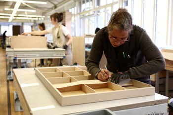 Un empleado trabaja en la