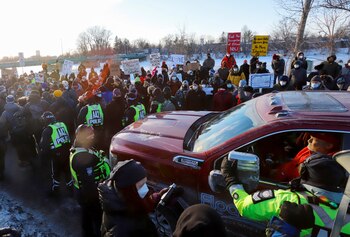 Los contramanifestantes rodean y bloquean