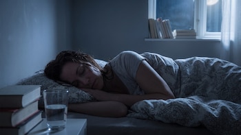 Dormir con el cabello mojado: el mal hábito que afecta cuero cabelludo y piel