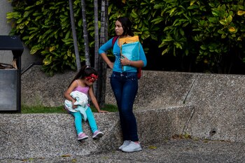 Una mujer espera junto a