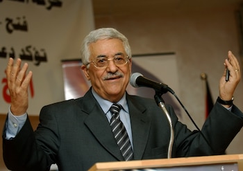 El líder palestino interino, favorito en las elecciones presidenciales del 9 de enero de 2005, Mahmud Abás, durante su primer discurso oficial de campaña en la ciudad cisjordana de Ramala, el 25 de diciembre de 2004. (AP Foto/Nasser Nasser, archivo)
