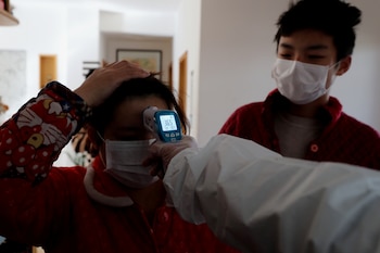 Un trabajador de la saluda