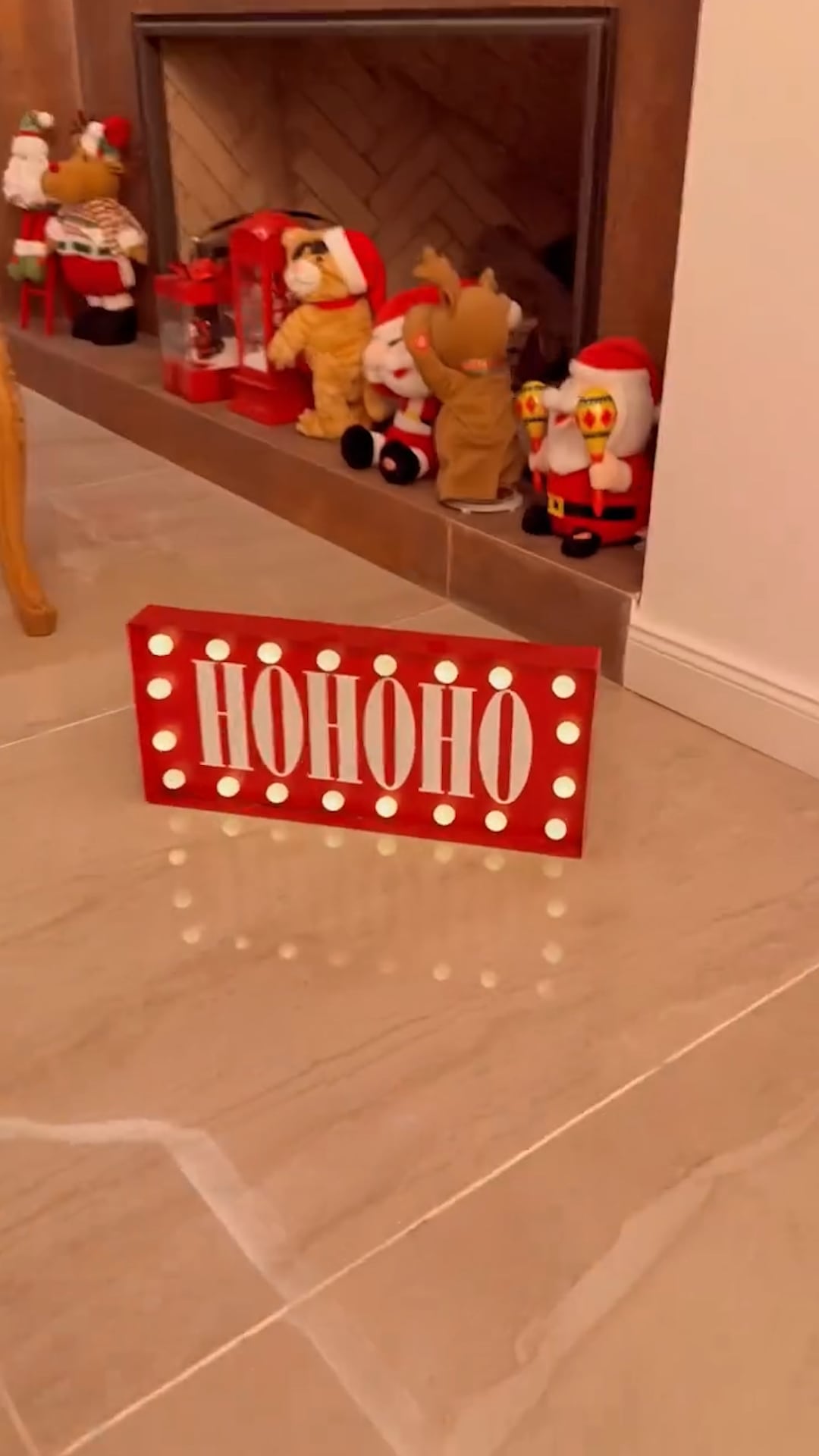 Mini figuras y adornos temáticos junto a la chimenea