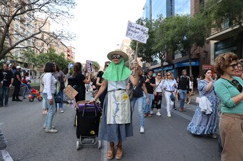 Decenas de personas durante una