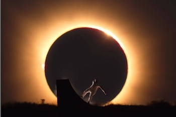 El skater Danny León durante el eclipse solar en España