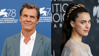Retratos individuales de Josh Brolin en un traje azul contra un fondo azul, y Margaret Qualley con trenzas y un vestido claro, mirando a un lado