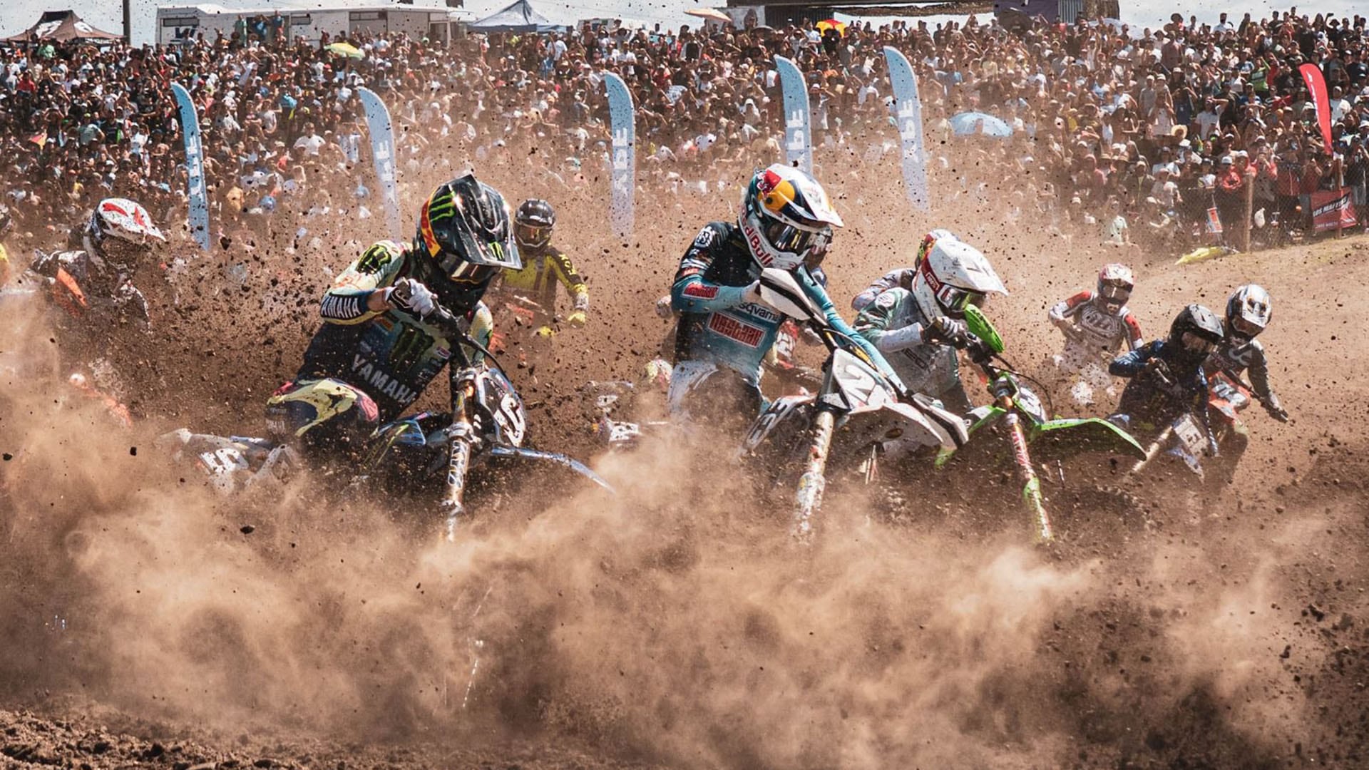 Eli Tomac (Yamaha) lidera un grupo de pilotos durante una emocionante carrera del Campeonato Mundial de Motocross en la sede de Rio Negro, Argentina, levantando una nube de polvo