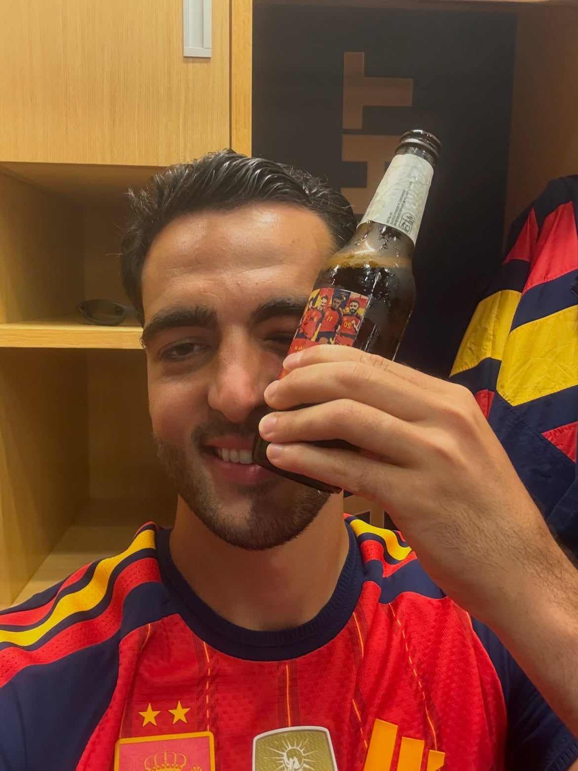Mikel Merino con la cerveza para bajar la hinchazón del golpe (@mikelmerino)