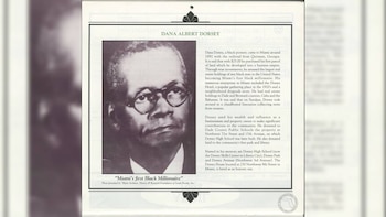 Retrato en blanco y negro de Dana Albert Dorsey, un hombre afroamericano con gafas, a la izquierda de un panel de texto informativo sobre su vida