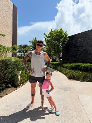 Fernández y Olivia posando para