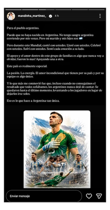 Captura de pantalla de Instagram. Contiene texto y una ilustración de Emiliano Dibu Martínez con la camiseta argentina junto a otros futbolistas
