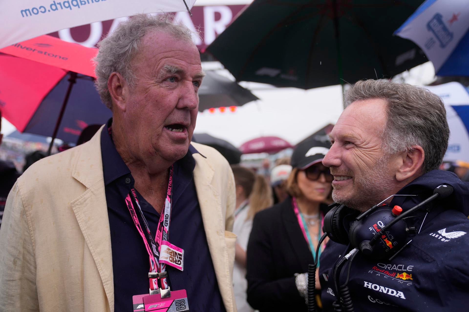 Jeremy Clarkson junto a Horner, ex jefe de Red Bull, en el GP de Gran Bretaña 2025 (AP Photo/Darko Bandic)