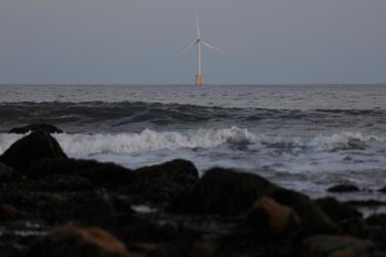 FOTO DE ARCHIVO: Un molino de viento marino en el océano Atlántico frente a la costa de New Shoreham, en el estado de Rhode Island, Estados Undos, el 5 de agosto de 2019. REUTERS/Shannon Stapleton