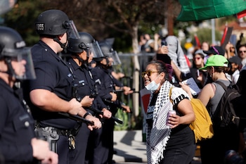 En la última entrega de los Oscars hubo protestas pro palestinas en los alrededores del teatro de Los Ángeles donde se entregaron los premios. (REUTERS/Carlin Stiehl)