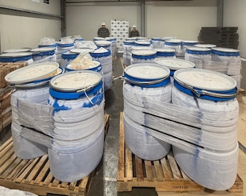 Las autoridades inspeccionaron 77 canecas plásticas con 14 toneladas y 981 kilos de carga destinada a exportación hacia Europa - crédito prensa Policía Nacional