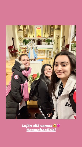 Pampita con parte de su grupo, antes de salir rumbo a Luján