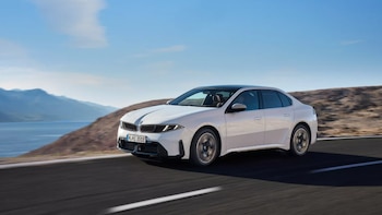 BMW vendió el mismo auto en dos versiones y la eléctrica salió 4.400 dólares más barata