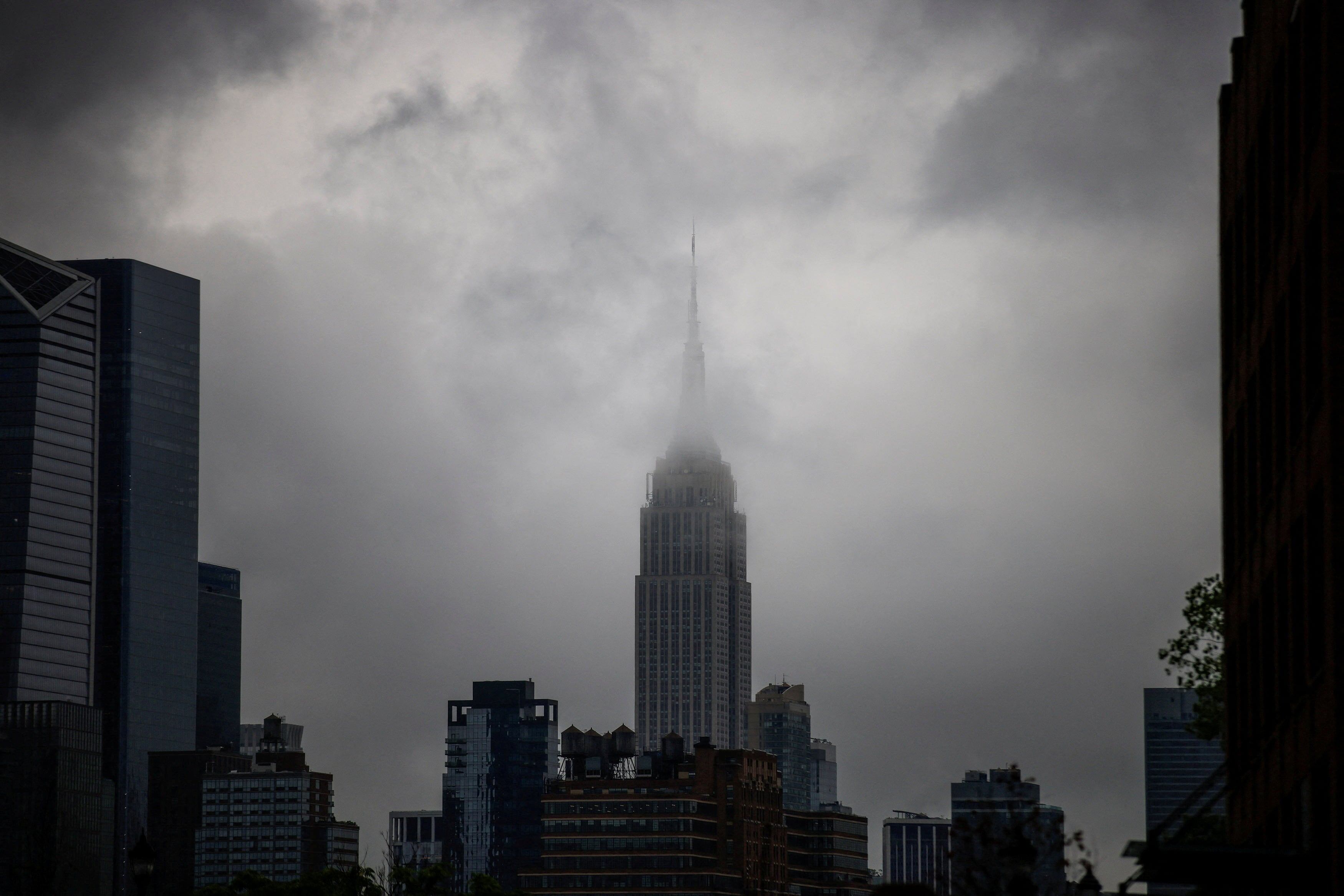 El Empire State Building está cubierto de niebla durante una mañana lluviosa, visto desde Hoboken, Nueva Jersey, Estados Unidos, 23 de julio de 2024. (REUTERS/Eduardo Munoz/ARCHIVO)