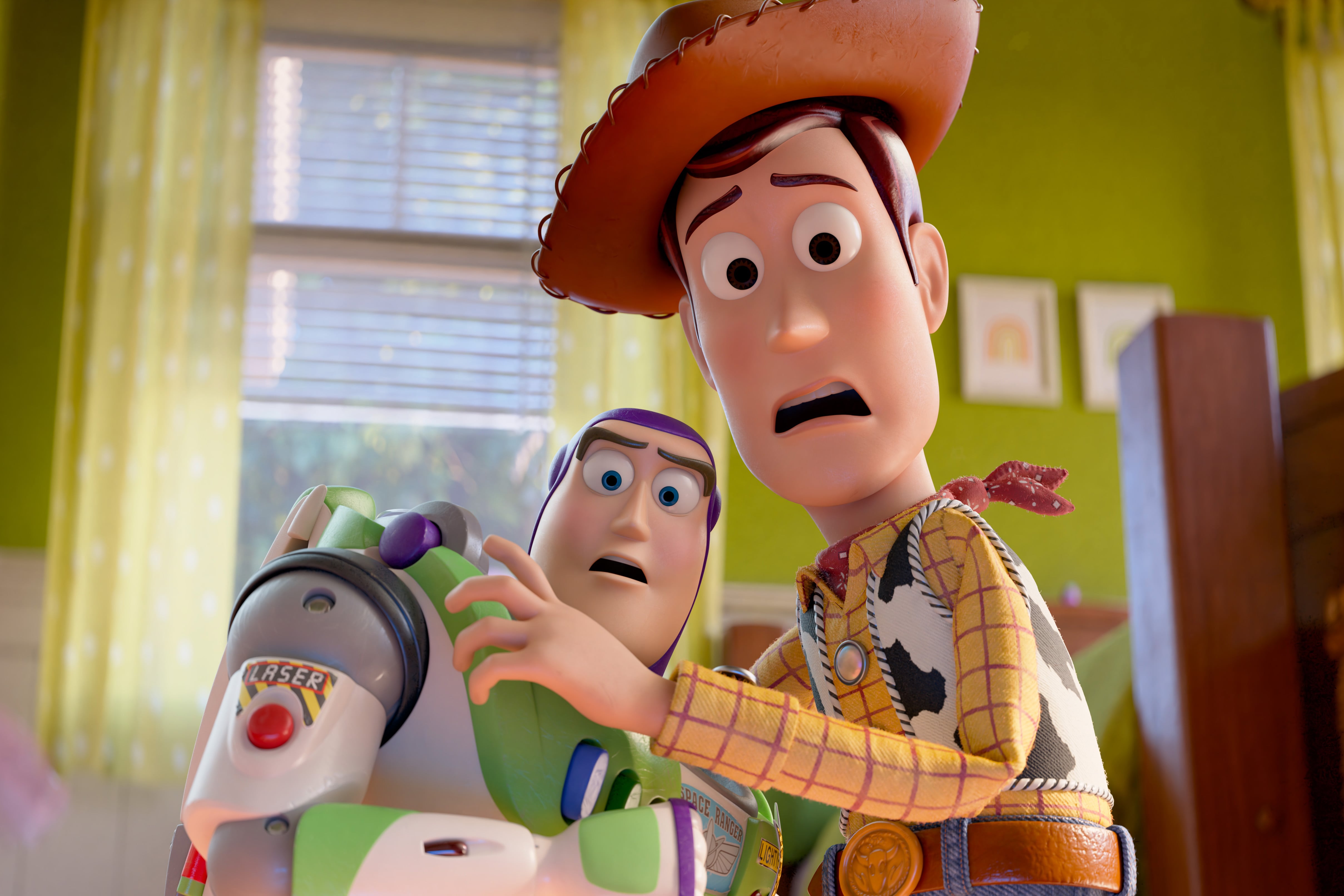 En la versión original en inglés, Tom Hanks regresa como Woody y Tim Allen como Buzz Lightyear. Joan Cusack retoma a Jessie, personaje que en esta entrega toma el rol protagónico. Greta Lee interpreta a Lilypad EFE/ Walt Disney Studios