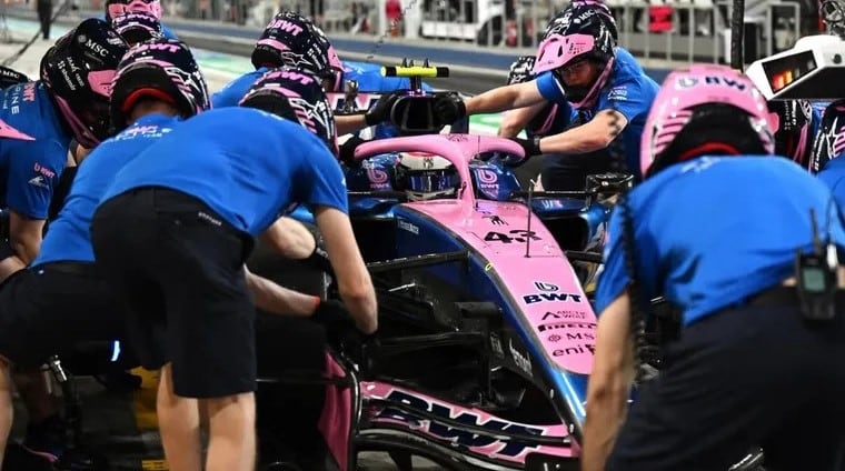 Colapinto durante una parada en boxes del equipo Alpine