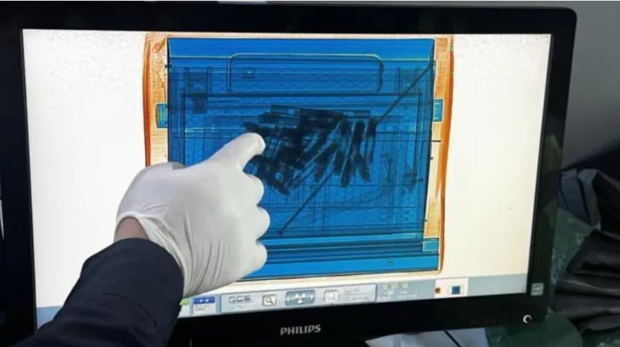 Tras la incautación, la carga ilegal quedó bajo custodia de la Policía Fiscal y Aduanera (Polfa), mientras avanzan las investigaciones para identificar a los responsables del envío con destino final en Cali - crédito Dian