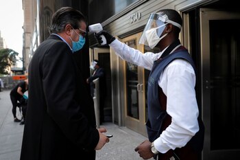 Un empleado toma la temperatura