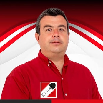 Retrato de Alonso Alberto Navarro Cabanillas con camisa roja y el logotipo de Acción Popular sobre un fondo rojo y blanco