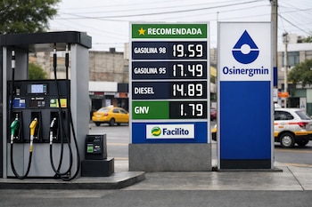 Surtidor de combustible con mangueras. A su lado, un cartel digital muestra precios de gasolina, diésel y GNV, con logos de Osinergmin y Facilito. Fondo urbano.