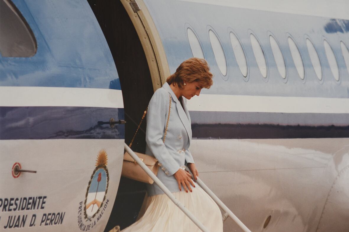 Lady Di llegó a Puerto Madryn y descendió del avión presidencial, al inicio de su breve visita a la Patagonia (Fotos Gentileza de Andrés Bonetti)