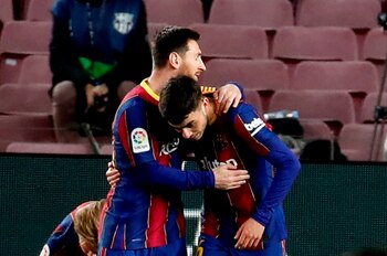 Abrazo de Messi y Pedri en el Barcelona (EFE/Toni Albir/Archivo)