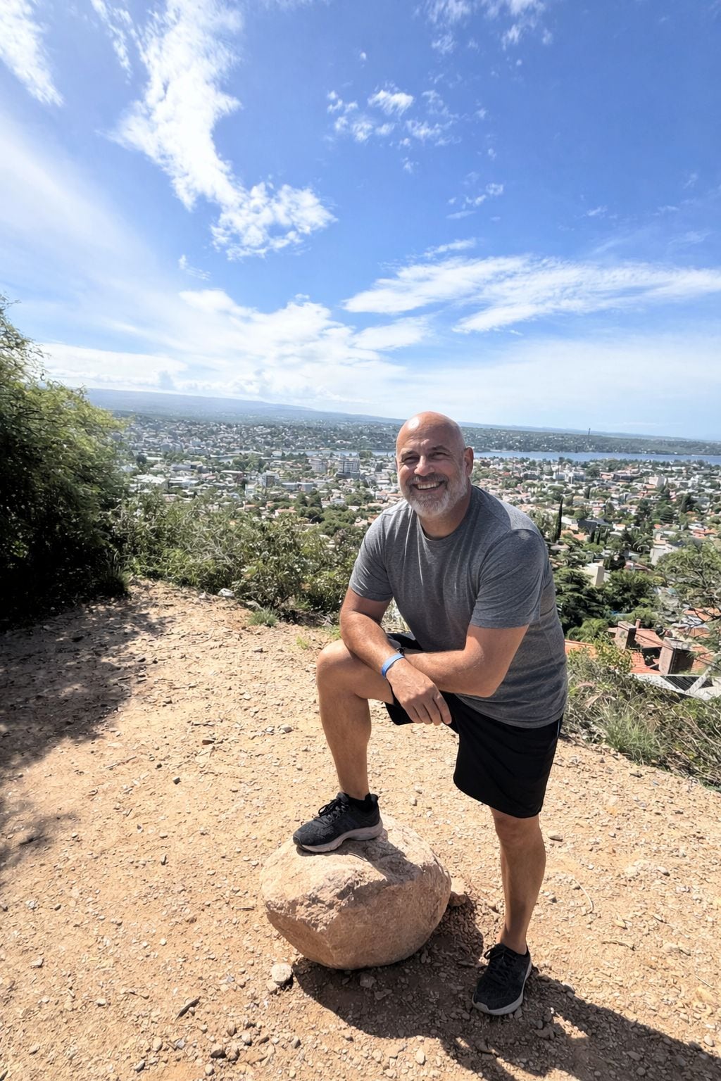 Bicho Gómez, con Villa Carlos Paz de fondo