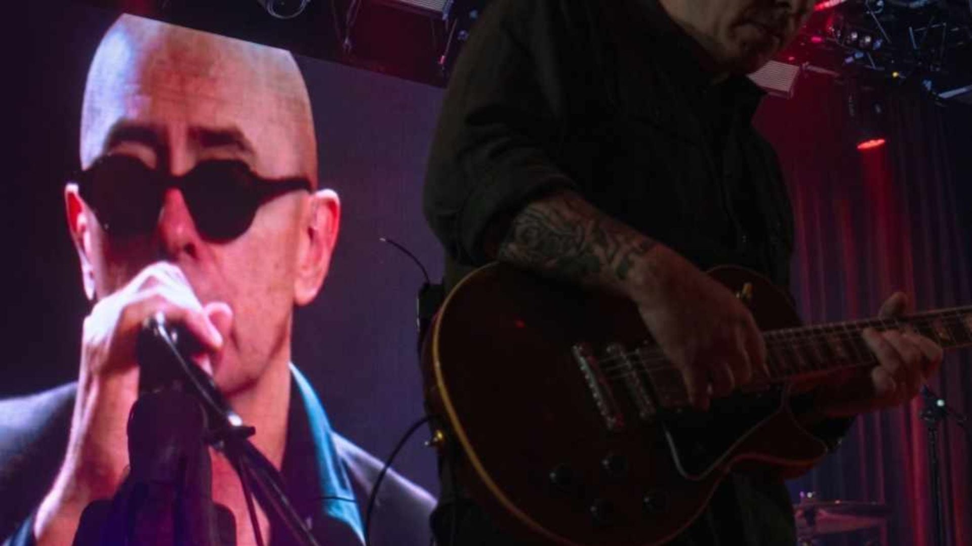 Durante el show en Comodoro Rivadavia, Los Fundamentalistas del Aire Acondicionado le rindieron homenaje al Indio Solari y a su público (Captura de video)