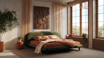 Dormitorio moderno con cama verde y ropa de cama terracota, una obra de arte de madera en la pared, ventanales grandes y plantas en macetas.