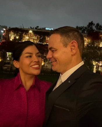 ¿Por qué Mark Vito y su novia estuvieron en la Parada Militar? Ella responde a las críticas. Captura: @leslieechavarriatello.
