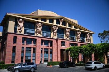 Los Siete Enanitos sostienen el