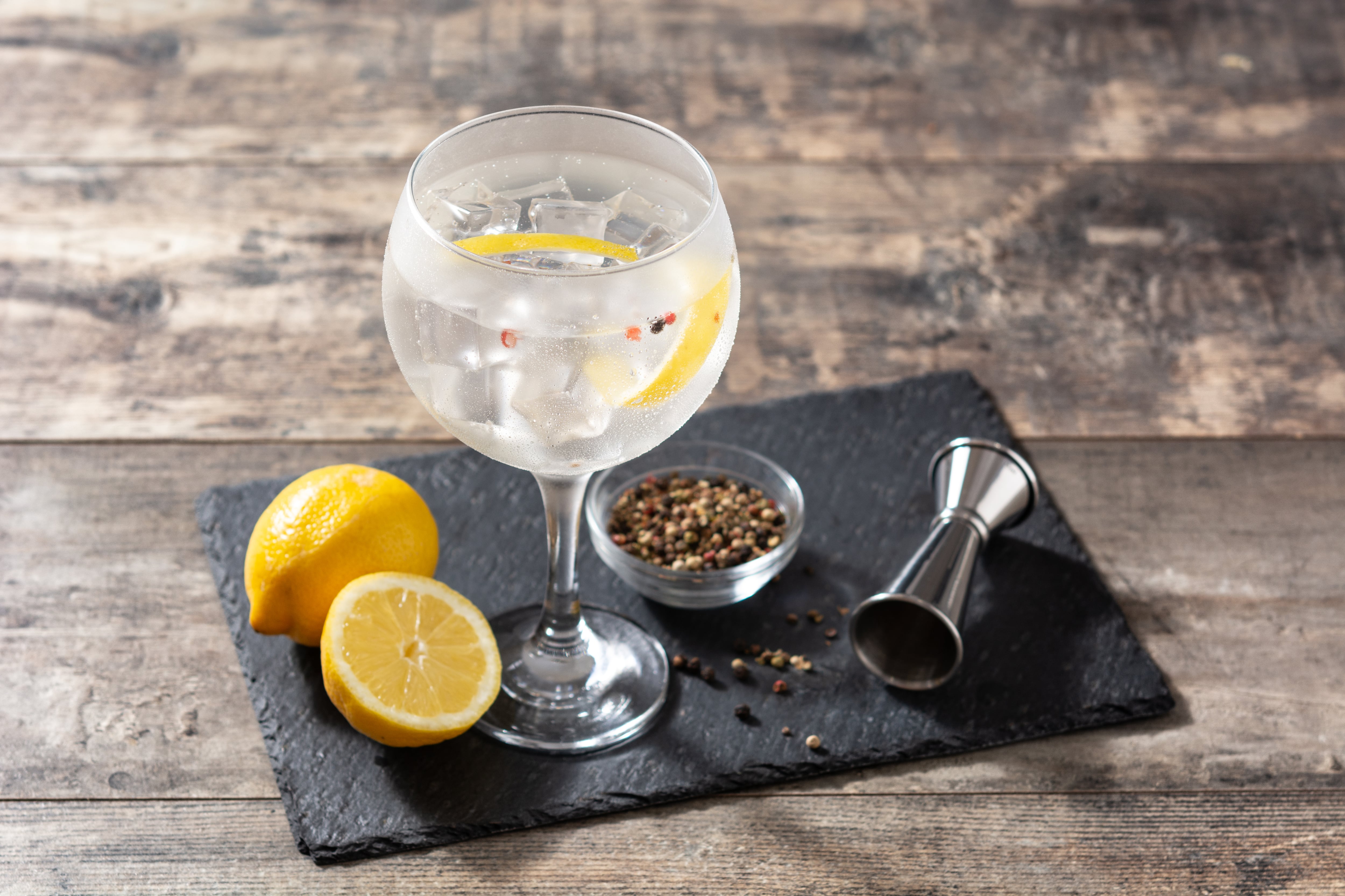 El Día Internacional del Gin Tonic se celebra cada 19 de octubre en el ámbito de la coctelería (Freepik)