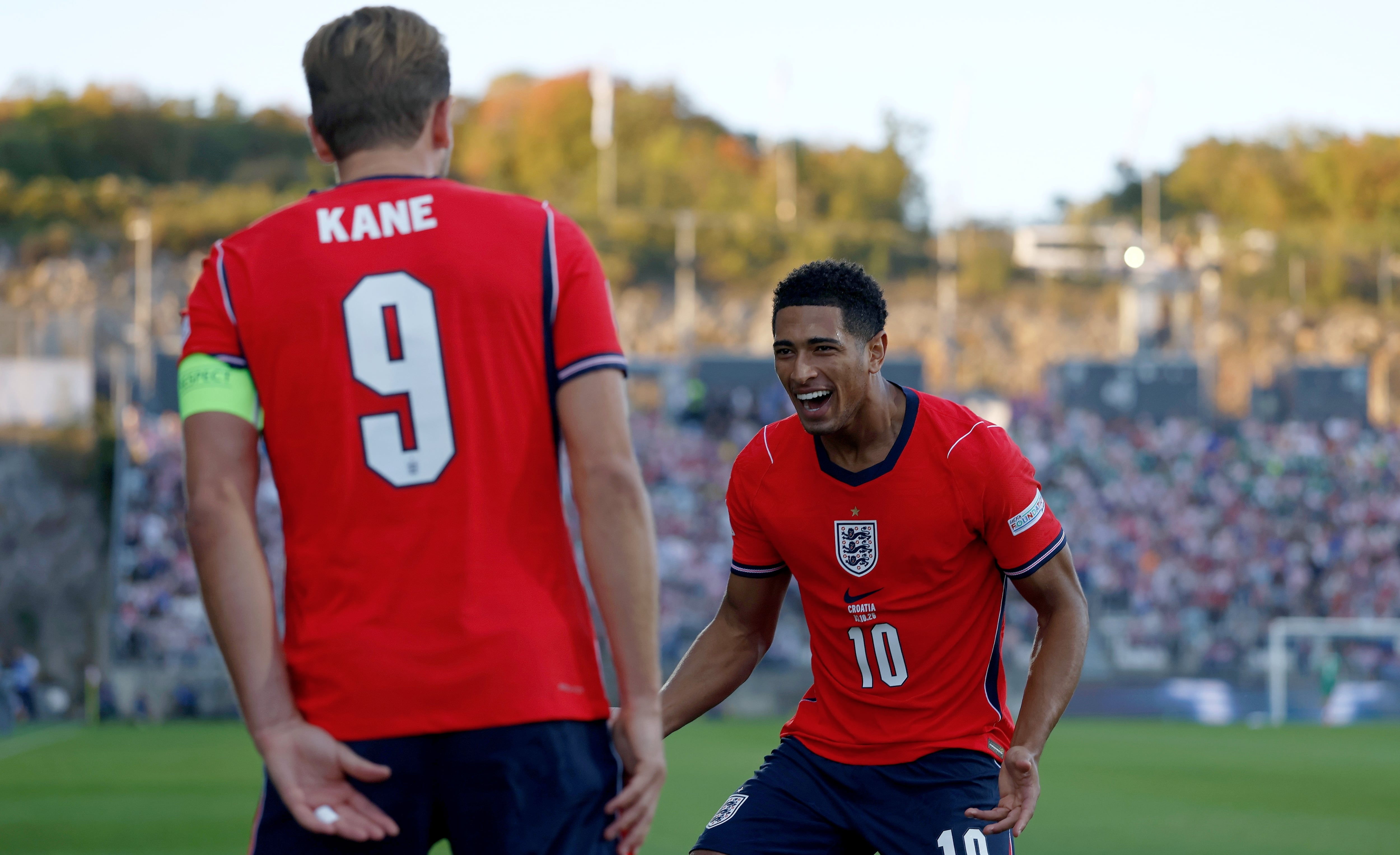 Los ingleses Jude Bellingham y Harry Kane (L) celebran el 0-2 durante el partido de la tercera jornada de la Liga de Naciones que han jugado Croacia e Inglaterra en Rijeka, Croacia. EFE/EPA/ANTONIO BAT