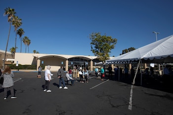 Decenas de personas aguardan para
